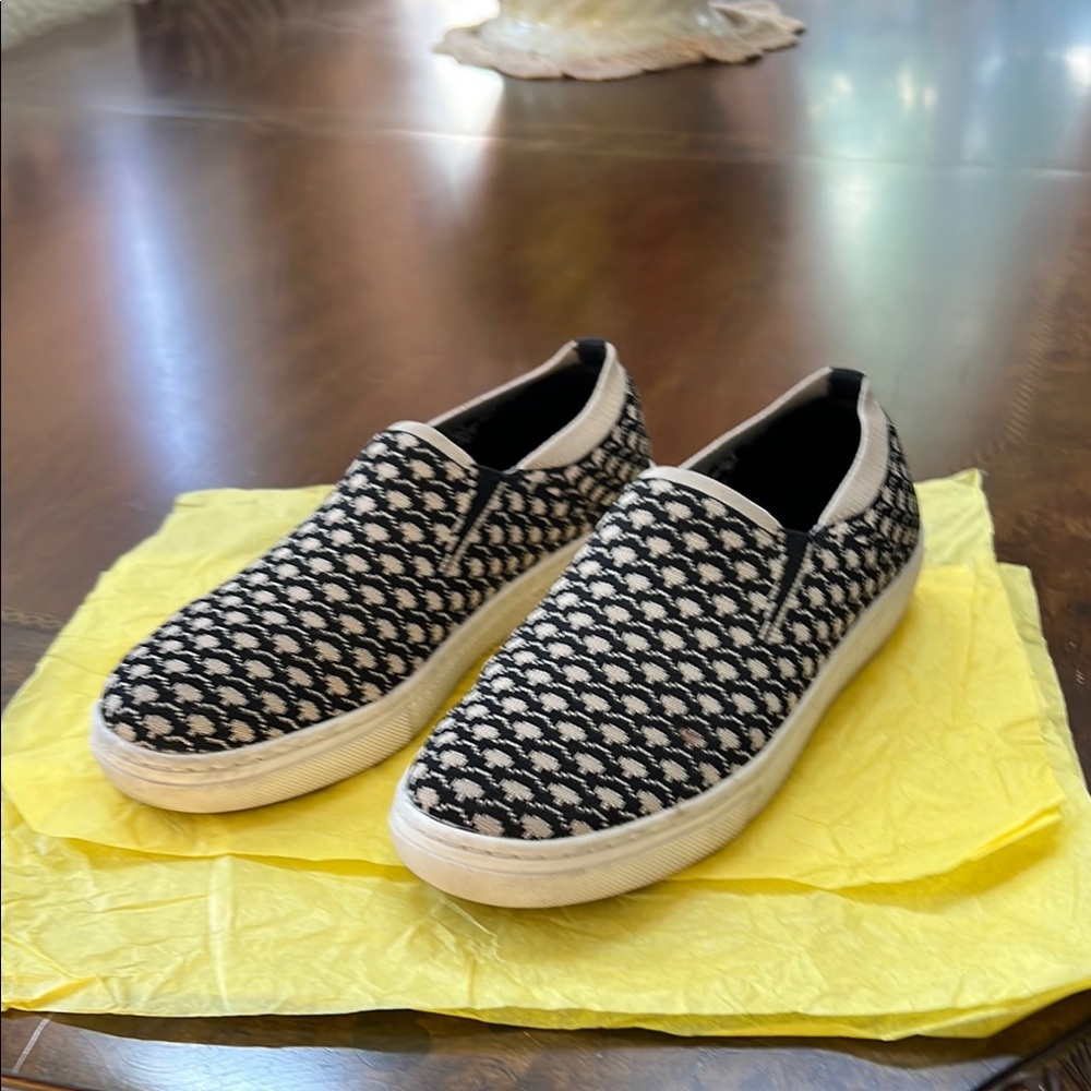 Skechers slide / slip on shoes
  ( skechers street shoes)